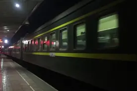 现场实拍：原平火车站，大同开往西安的2671次火车进站停车视频封面