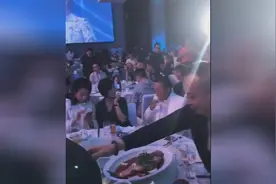 曾志伟是真能喝 然后就乱摸女孩脸蛋视频封面