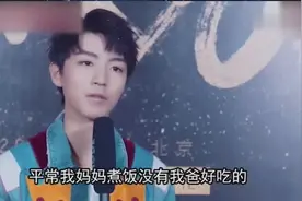 王俊凯自曝军训糗事！最难忘的生日竟然挨揍了！视频封面