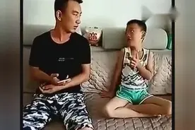爸爸问儿子考试考了多少，回答的笑我肚子疼