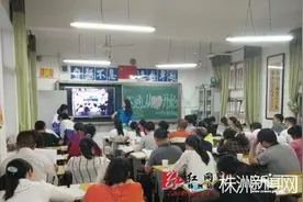 教育从沟通开始 家长会上自弹自唱《父亲》图片