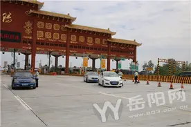 岳阳高速交警与地方交警开展联合整治行动 对交通违法行为零容忍图片