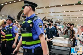 曾舜晞深夜现身机场 粉丝疯狂接机人气高图片