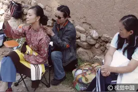 荣蓉出演《敌后武工队》二姑娘 片场获助理按摩肩部缓解疲劳图片