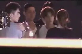 好甜哦！鹿晗冲过去抱住关晓彤，看着她满满宠溺！视频封面