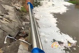 两百米河道漂浮泡沫 河水疑遭污染图片
