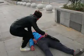 路边男子香烟搭讪骗局，弄倒一个算一个，多人已上当