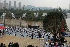 印度瑜伽大师现场演示 昆明瀑布公园上演“千人瑜伽秀”图片