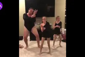 老爸穿上紧身衣陪女儿跳舞超抢镜，只想说-世上还有爸爸好视频封面