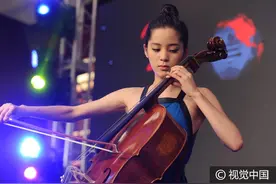 欧阳娜娜吊带蓝裙拉奏大提琴气质优雅 懒理“CP"闹闻心情佳图片