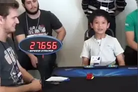 单手玩魔方 这男娃用时半分钟不到图片