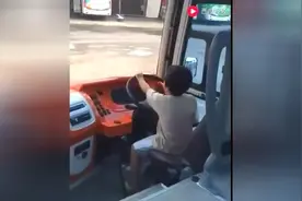 七岁小孩开起了货车，拐下弯就知道真相了