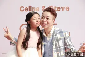 迷你巨肺谭芷昀签约成为郑欣宜同门小师妹 王宗尧送话筒到场祝贺图片