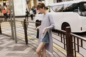 侧开叉长款T恤时髦个性速穿起来！图片