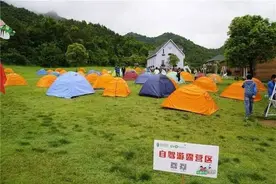 安徽巨石山景区“草地音乐帐篷节”雨中浪漫上演图片