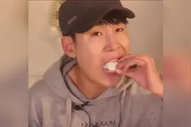 牛奶冰这样吃才过瘾，小哥吃着津津美味