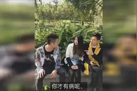 打电话请不要坐在情侣旁边，这小哥就太没礼貌了视频封面