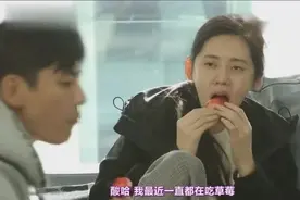 韩国女星嫁到中国草莓论斤吃，把同伴羡慕坏了：一个不得3万啊？视频封面