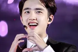 都暻秀这笑容也太甜了，难怪在团队里那么受欢迎