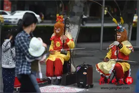 活久见！南京两“齐天大圣”街头拉琴乞讨图片
