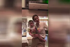 曾经的假小子Ella 如今抱儿子唱歌女人味十足 母爱感爆棚