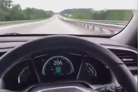 本田思域高速路狂飙207km，这静音效果真不错！