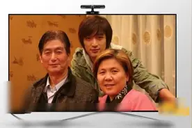 胡歌爸爸妈妈首次露面，妈妈很美，网友直呼：遗传基因好强大