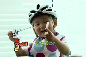 三胞胎赛后吃自助餐，民国说爸爸得了第二，万岁不理会唱起儿歌视频封面