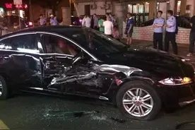 厦门女司机开路虎猛撞挡路捷豹围观者叫好，警方刑拘肇事者图片