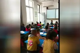 背着妹妹上学的小男孩，心酸视频封面