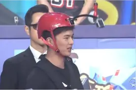 挖掘机的梗已被玩坏，拜托拿稳抓个娃娃都要膜拜蓝X图片