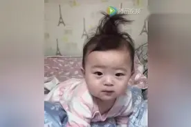 刚睡醒的呆萌小宝宝，这发型简直太霸气了！