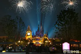 上海迪士尼燃放烟花点亮“奇幻童话城堡” 绚烂烟火映夜空图片