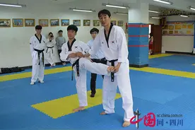 韩国跆拳道奥运会冠军金庆训到成都盐道街中学现场教学图片