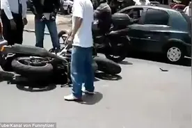 巴西摩托男刮蹭惹恼女司机被顶飞图片