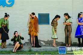 毕业照里的“最炫民族风”图片