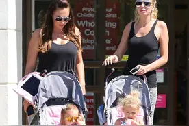 姐妹情深！F1老板两爱女带萌娃出街 萌娃吃冰淇淋狂舔手憨态十足图片