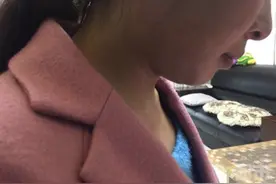 又见恶俗婚闹！女子帮新娘堵门竟然当场被摔昏迷图片