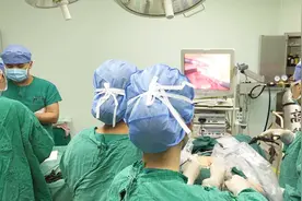 孕妇生下龙凤胎，产房外10人哭泣，得知真相后，连医生也感动了！视频封面