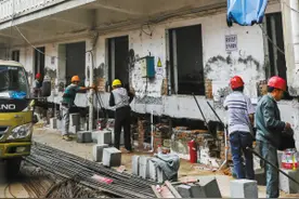 近300个千斤顶抬起三层楼房 老楼加固后将"长高"70cm图片