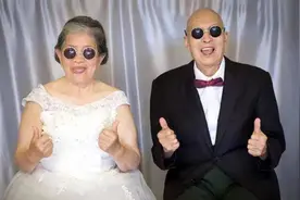 女孩为爷奶补拍婚纱照：66年纪念，每张照片都很甜视频封面