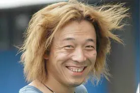 下雨天，黄渤在厦门足球场被暴揍视频封面