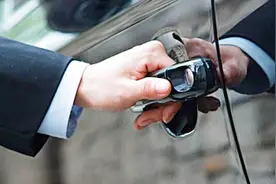 关门太用力会损伤车子吗？  为什么关车门不能太用力？后果很严重视频封面