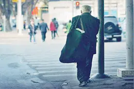 老人办手机卡被拒 运营商称无年龄限制视频封面