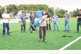 实用救援技巧，单人如何抬起180斤的人？