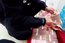 旅客携144万现金乘火车，神色慌张被盘查，这么多现金能不慌吗视频封面