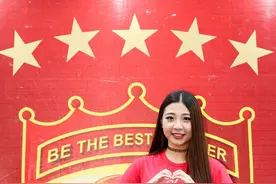 广州恒大淘宝Vs上海上港 恒大美女球迷摆花式pose惊艳夺目图片