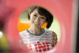 大马女神弹“暮光之城”插曲秀钢琴  结果糗了！笑容超可爱图片