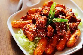 韩式干杯料理辣酱炸鸡年糕图片