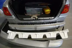 汽车防撞钢梁是泡沫的？它真是用来防撞的？图片